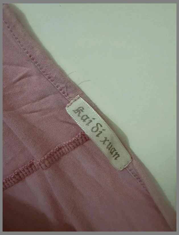 Camiseta rosa pastel con detalles de hombros descubiertos - Motivos de plumas con strass y perlas – photo 6
